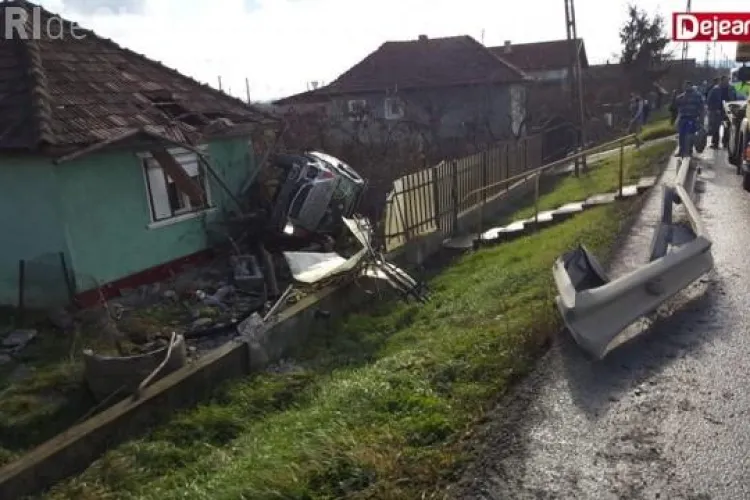 Accident grav pe un drum din Cluj. Un șofer a ”zburat” cu Mercedesul într-o casă FOTO