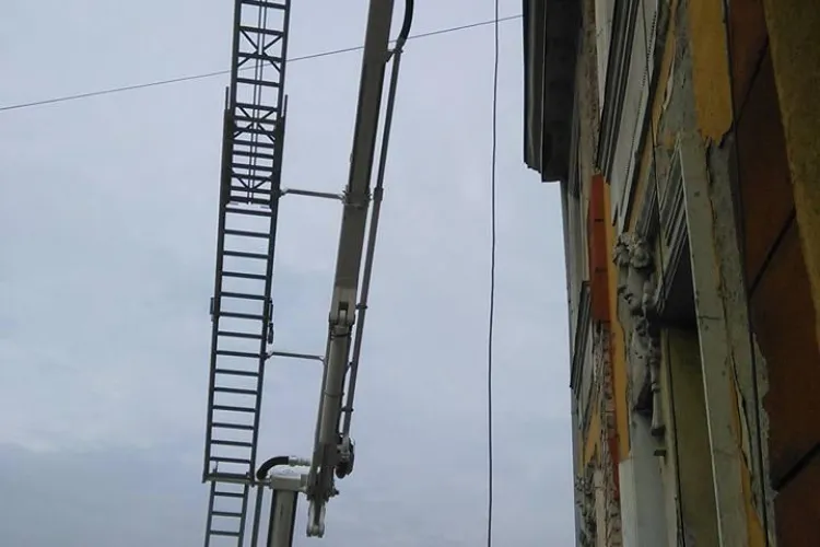 Pompierii intervin pe strada Horea. Un ornament riscă să cadă - FOTO