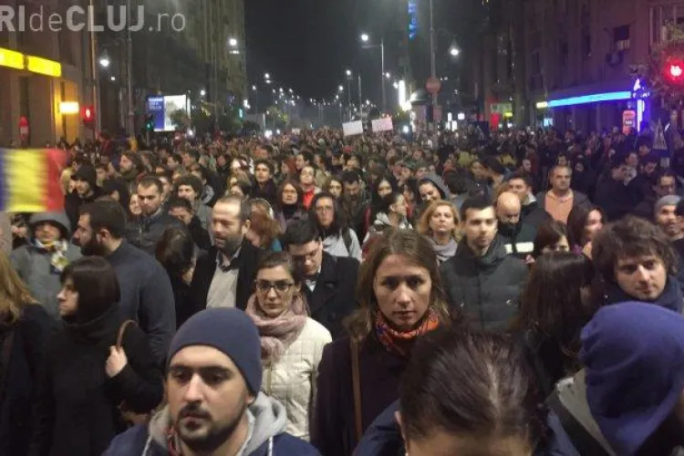 Protest la București. Au ieșit în stradă 30.000 de oameni după tragedia din COLECTIV. Se cere demisia Ponta, Oprea şi Piedone