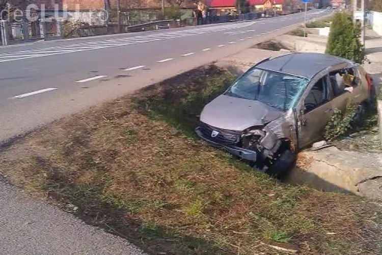 Accident spectaculos pe un drum din Cluj. Un șofer a scăpat ”ca prin urechile acului” după ce a zburat peste șosea cu mașina VIDEO