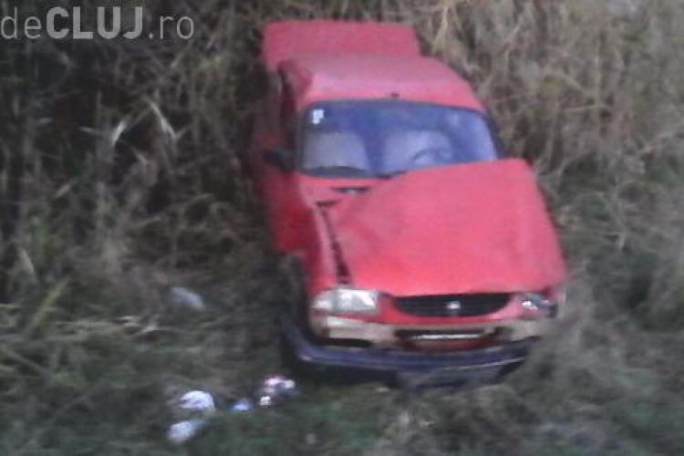 Un clujean și-a făcut mașina praf la Fizeșu Gherlii. S-a răsturnat cu Dacia în șanț FOTO