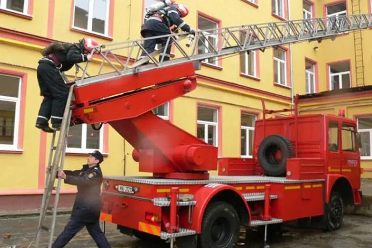 Numai 7% din şcolile din România au autorizaţie de la pompieri