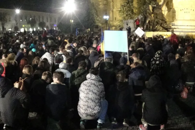 5.000 de clujeni în genunchi în Piața Unirii. Moment de reculegere SPECIAL - VIDEO