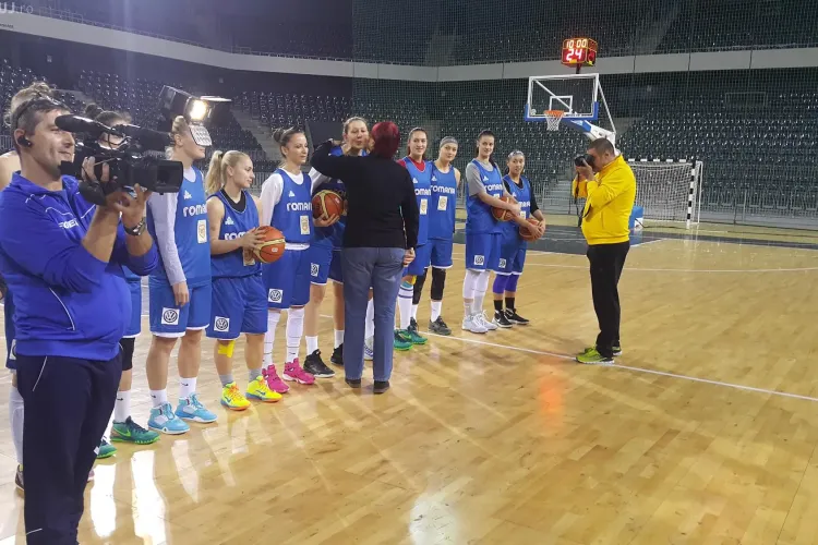 Naționala de baschet feninin, vizitată de fostele glorii ale U Cluj - FOTO