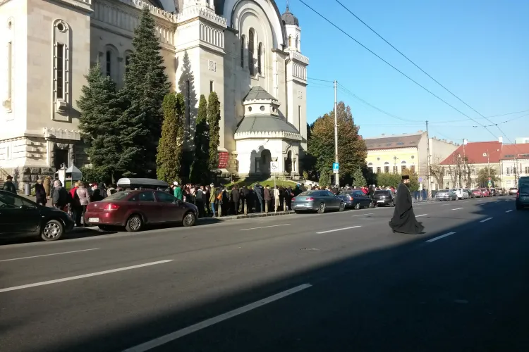 La Cluj nu e coadă la donat sânge, ci la PUPAT Brâul Maicii Domnului - FOTO