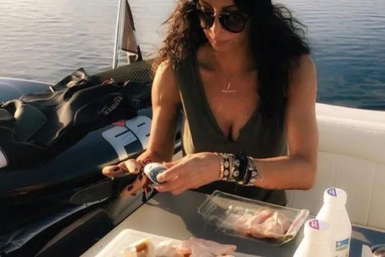 Mihaela Rădulescu mănâncă salam şi pâine, pe yacht. Lipsea ceapa - FOTO