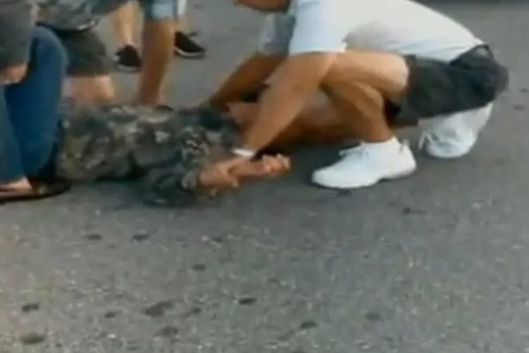 Hoț pus la pământ de mai mulți clujeni în centrul orașului! Dăduse o lovitură la o mașină plină de colete