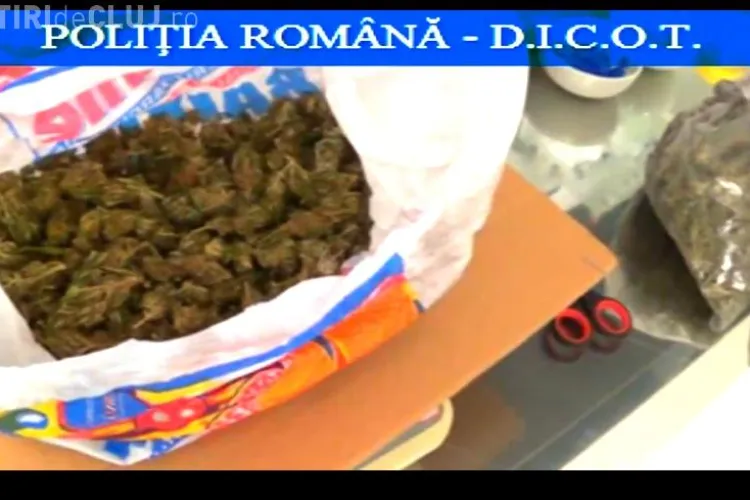 Clujean prins de polițiști în timp ce ridica un ”colet” plin cu droguri. Cum încerca să îl mascheze VIDEO
