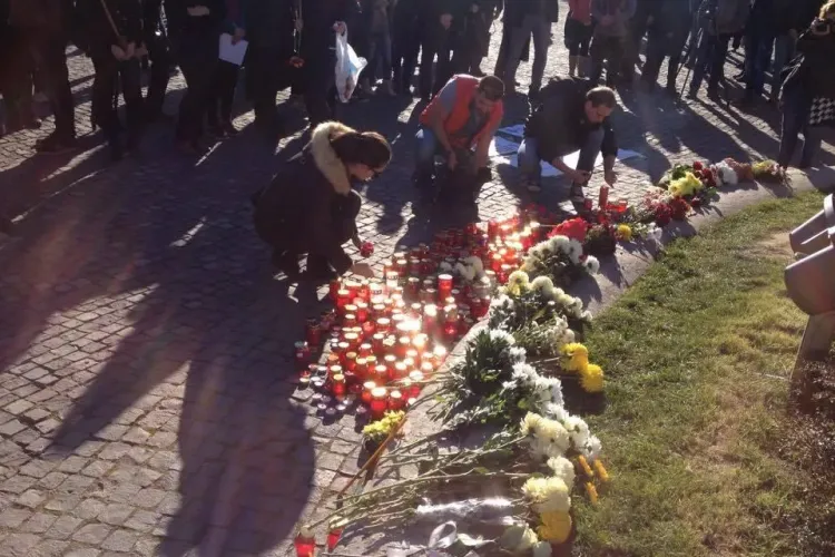 Clujenii aprind lumânări pentru victimele de la CLUB COLECTIV - FOTO