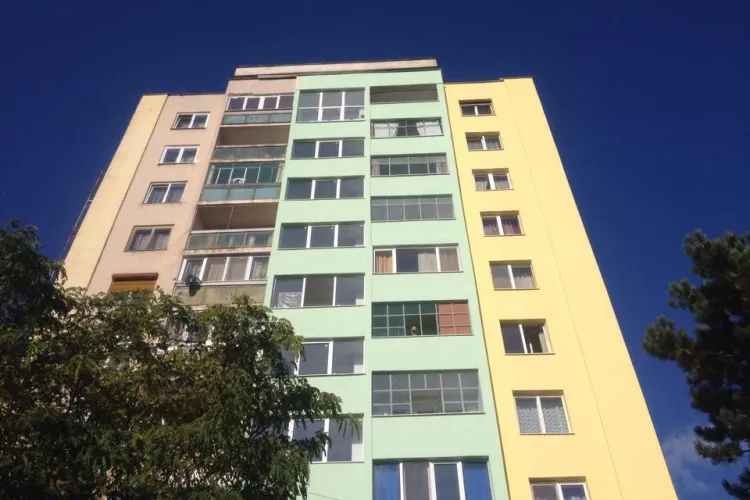 Tragedie în Gheorgheni! Un bărbat s-a aruncat de pe un bloc de 10 etaje - FOTO