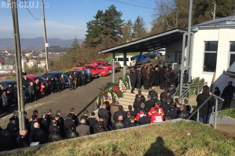 Paramedicul Florin Benea, condus pe ultimul drum de sute de oameni - FOTO