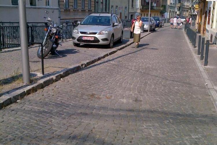 Parcarea pe trotuar este ilegală, susține un judecător CSM. Poliția interpreteaza eronat legea