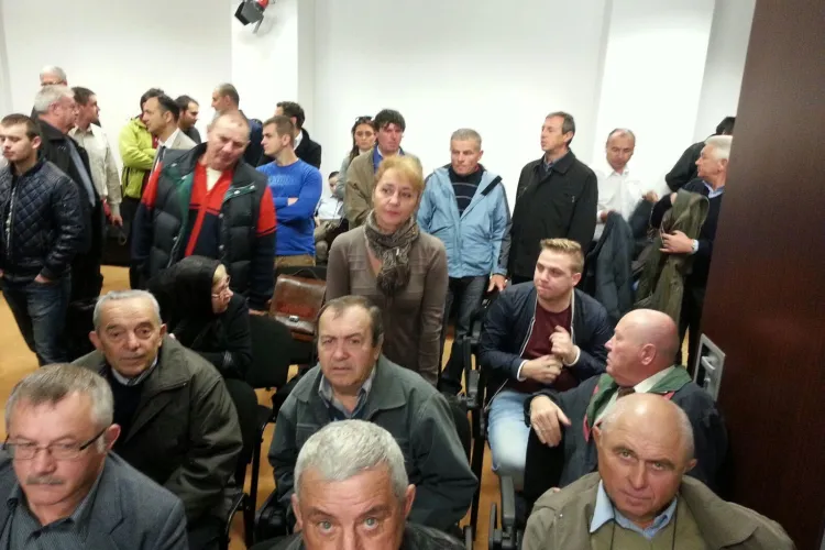 Țăranii din Chinteni au năvălit la Consiliul Județean Cluj și cer să se asfalteze drumurile