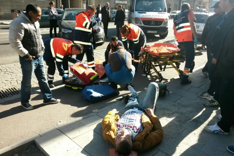 Accident pe strada Horea! Șoferul unui Audi a trecut dubla continuă și a lovit un scuter cu două persoane - VIDEO și FOTO