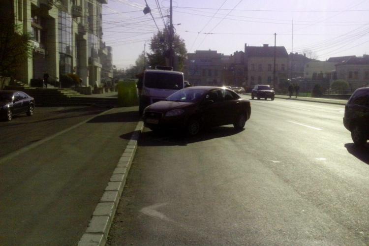 Tupeu de șoferiță din Cluj. A parcat așa și apoi a făcut scandal - FOTO