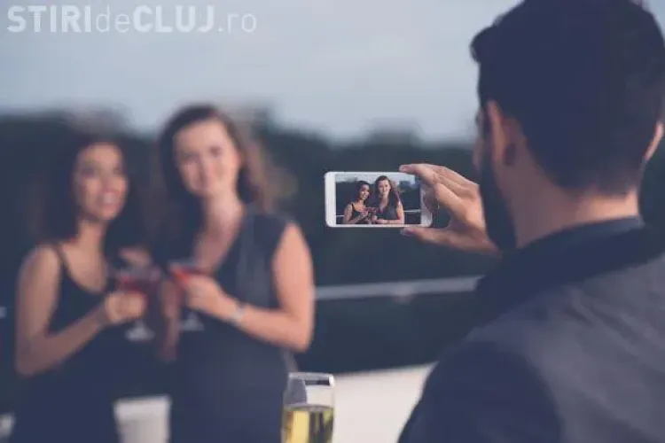 Facebook introduce o nouă schimbare la aplicația pentru mobil. Ce se întâmplă cu fotografiile din telefonul tău