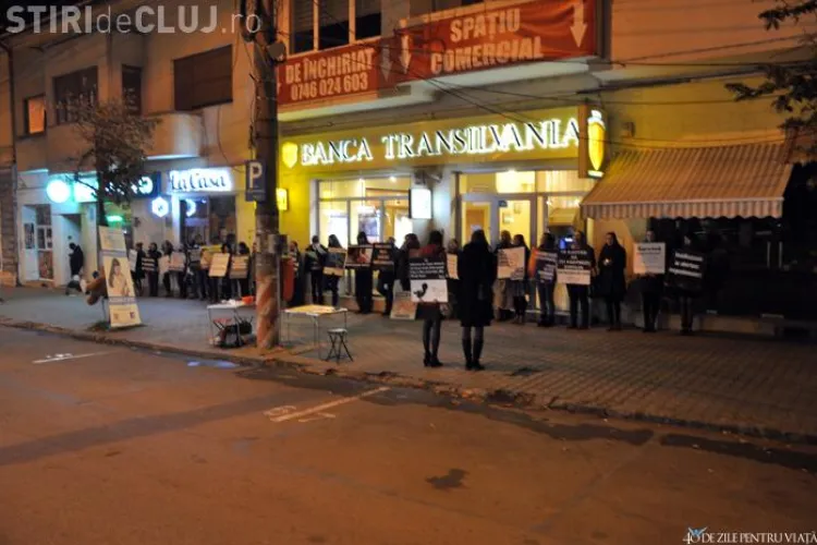 Voluntarii clujeni SUSȚIN că au reușit să închidă un cabinet ginecologic din Piața Cipariu! Medicii NEAGĂ