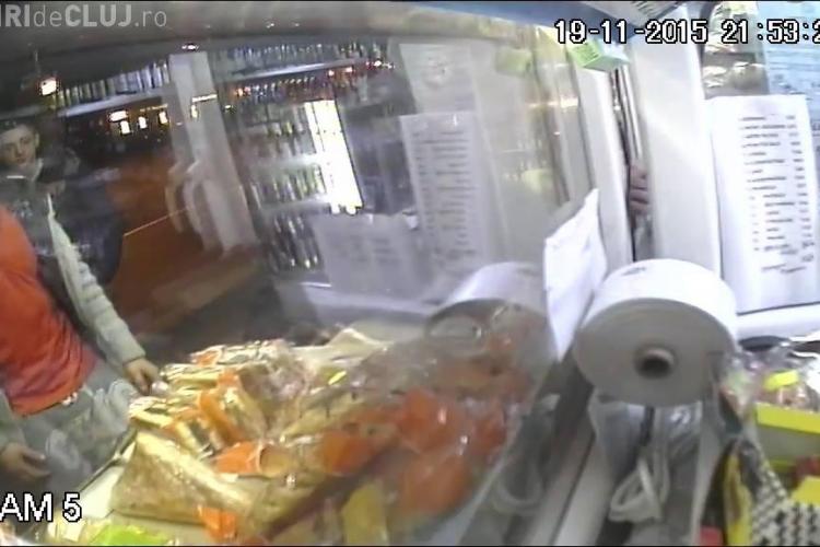 Cum fură trei GĂINARI o ladă cu alimente în stația din Mărăști. Au IGNORAT un DETALIU - VIDEO