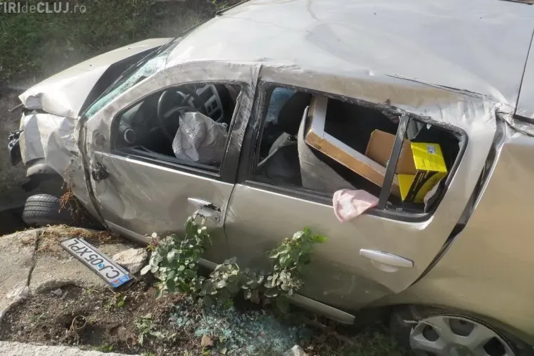 Accident pe cel mai periculos drum din Cluj. Un Logan a zburat peste şosea. Șoferul are 73 de ani - VIDEO
