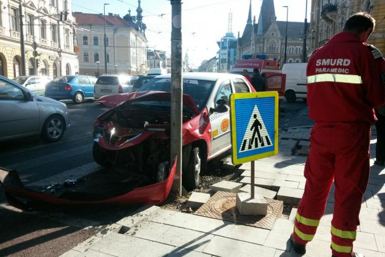 Accident pe strada Horea. Un taxi a intrat direct într-o autospecială SMURD - FOTO