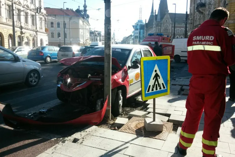 Accident pe strada Horea. Un taxi a intrat direct într-o autospecială SMURD - FOTO
