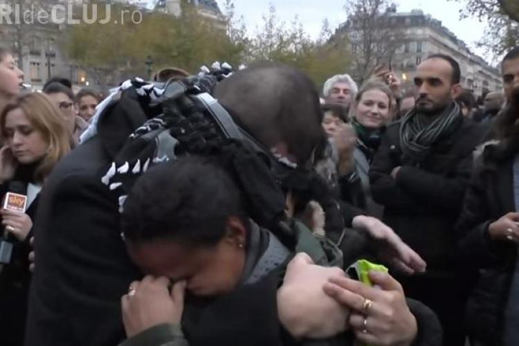 Un musulman legat la ochi în centrul Parisului le-a cerut oamenilor să îl îmbrățișeze - VIDEO