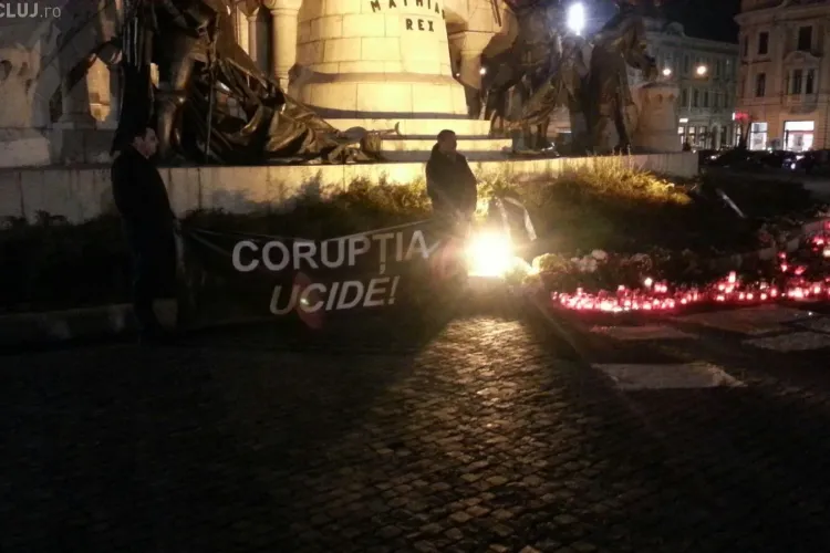 Clujenii au aprins lumânări în Piața Unirii: Corupția ucide! - FOTO