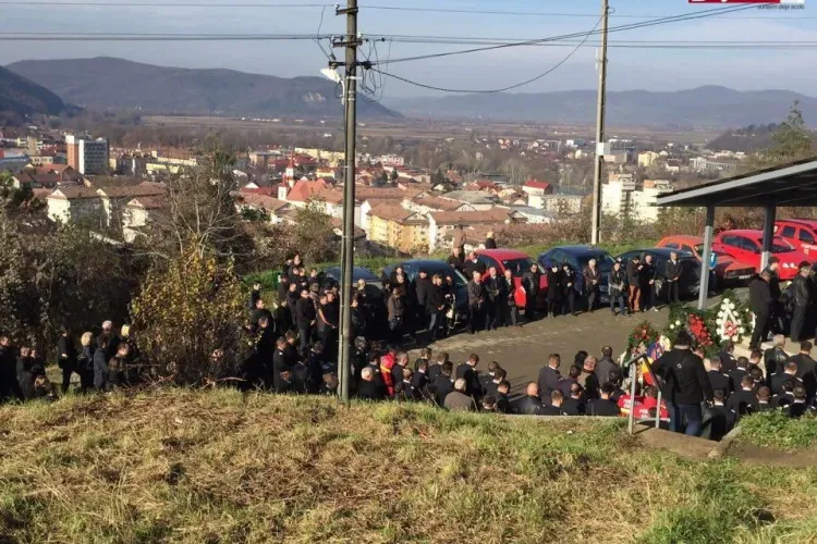 Pompierul Florin Benea a fost dus pe ultimul drum. Sute de persoane au venit la funeralii