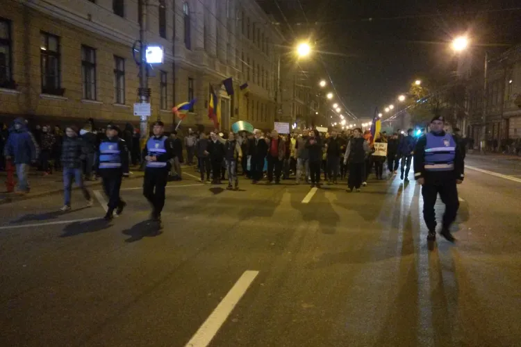 Protest COLECTIV la Cluj. 1.000 de oameni au strigat că vor să CADĂ TOT SISTEMUL - VIDEO