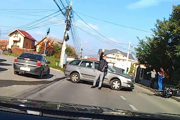 Doi studenți străini de la UMF Cluj aflați pe o motocicletă, accidentați GRAV la Cluj-Napoca -  FOTO