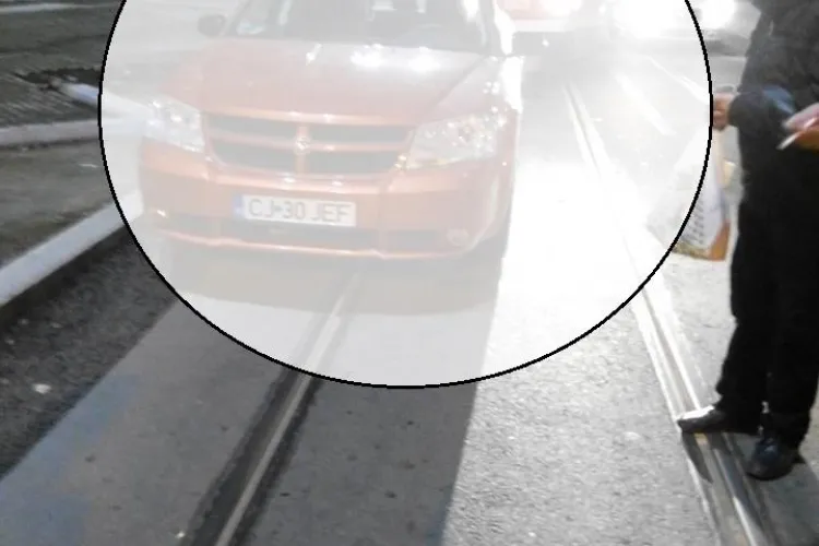 Cluj: Parcare de șoferiță pe linia de tramvai. Cum să spui că nu ai văzut liniile de tramvai, fiind clujean? - FOTO