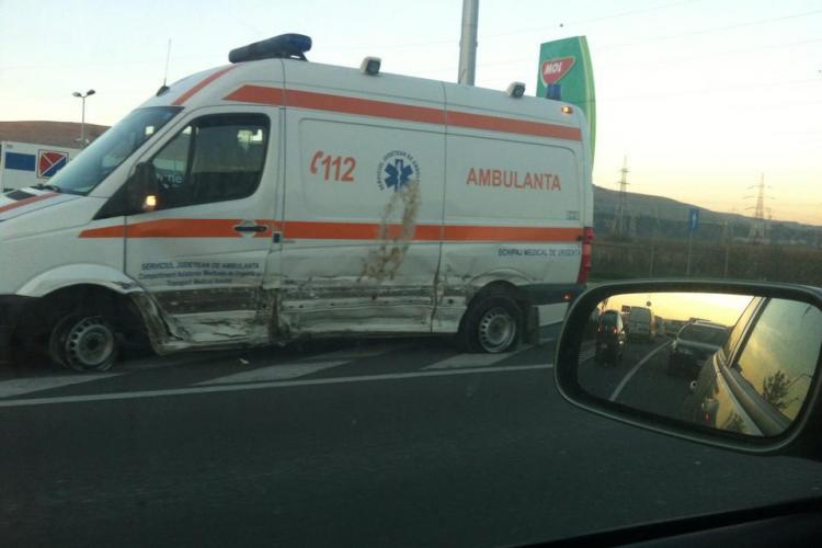 Accident în Florești! Ambulanță avariată serios. I-a SĂRIT o roată și a făcut PRĂPĂD - FOTO