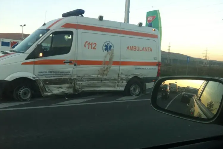 Accident în Florești! Ambulanță avariată serios. I-a SĂRIT o roată și a făcut PRĂPĂD - FOTO