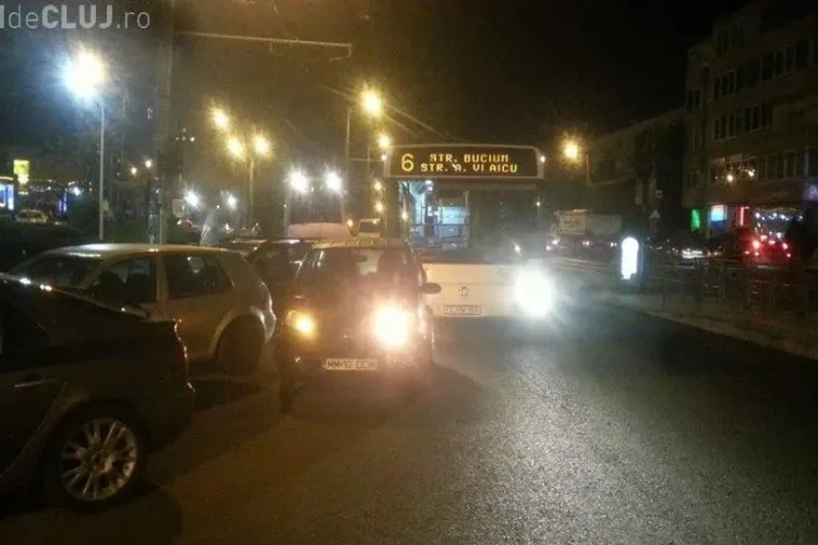 Un ”inteligent” a blocat troleibuzul în Mănăștur, pentru a merge la fast food - FOTO