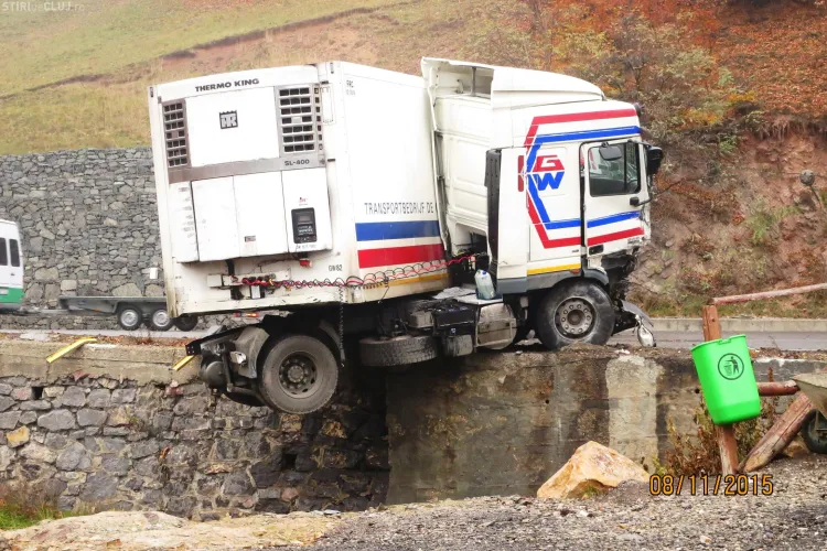 Traficul blocat la intrare în Cluj, din cauza unui accident.Un TIR a fost la un pas de a cădea în prăpastie FOTO