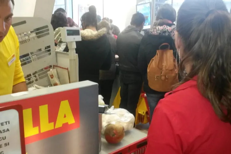 Caz de la BILLA Cluj! Doi țigani cu TUPEU i-au sfidat pe toți. Agentul de pază a fost penibil - FOTO