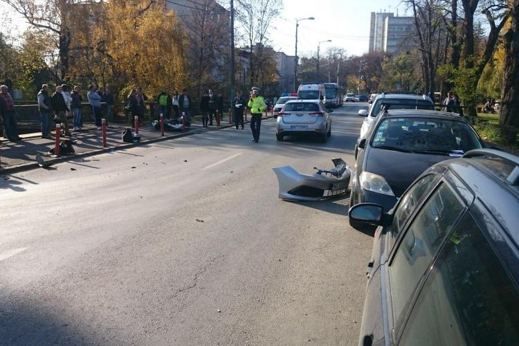 Accident GRAV pe Pavlov! O motociclistă s-a făcut PRAF după ce a lovit o mașină - VIDEO