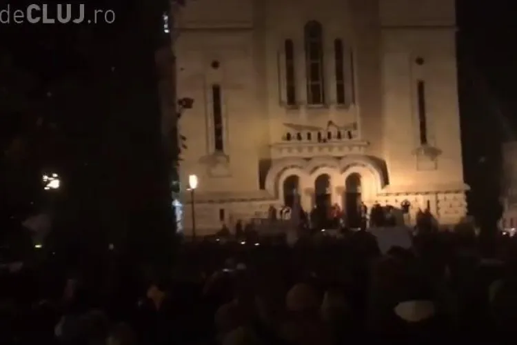 Huidulieli în fața Catedralei Mitropolitane din Cluj: ”Oricat ti-ar displacea popa, nu scuipi pe Biserica” - VIDEO