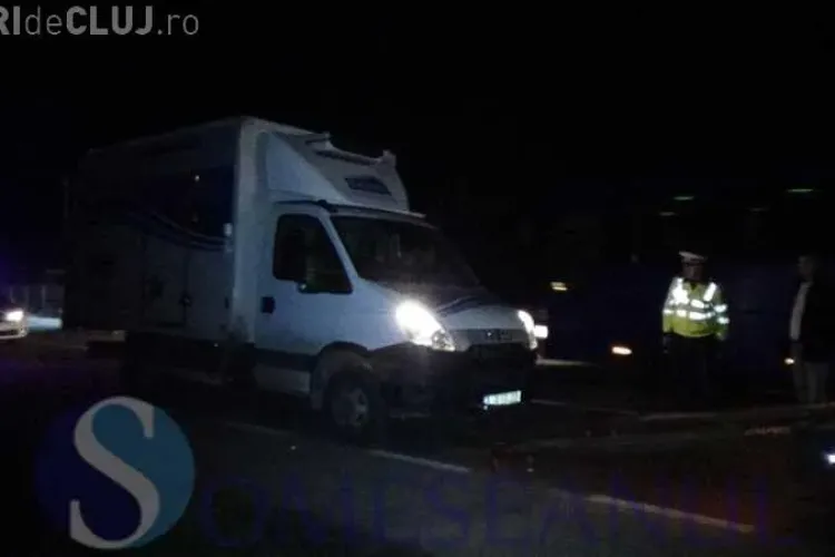 Accident cu trei mașini, la Cuzdrioara. O clujeancă a intrat cu Mercedesul pe contrasens VIDEO