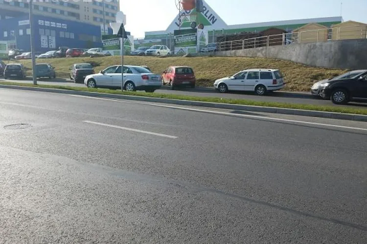 Nesimțire MAXIMĂ a șoferilor pe Calea Turzii. Trotuarele sunt impracticabile din cauza mașinilor parcate pe ele FOTO