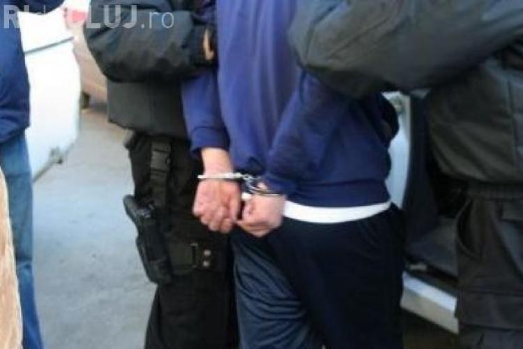 Clujean reținut de polițiști după ce a tâlhărit o un bărbat. I-a luat și geaca de pe el