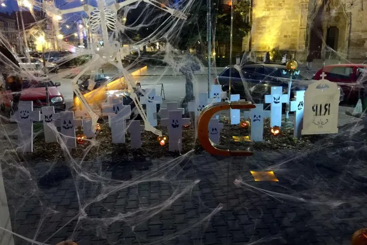 Un club clujean a realizat un DECOR macabru în plin DOLIU Național. Trotuar plin de cruci și morminte - FOTO