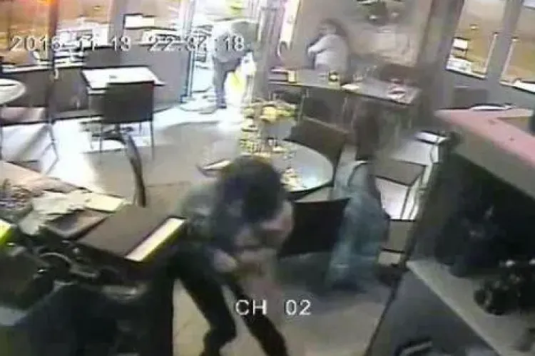 Primele imagini cu ATACUL terorist de la Paris. Un bărbat a tras cu mitraliera în mulțime - VIDEO