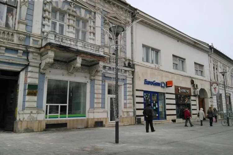 Intervenție a pompierilor la fațada unei clădiri de pe Eroilor: Prezenta un pericol pentru trecători FOTO