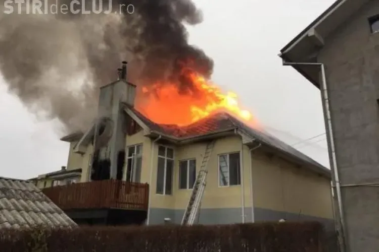 O casă din Cluj s-a făcut scrum, după ce pompierii au rămas fără apă - VIDEO