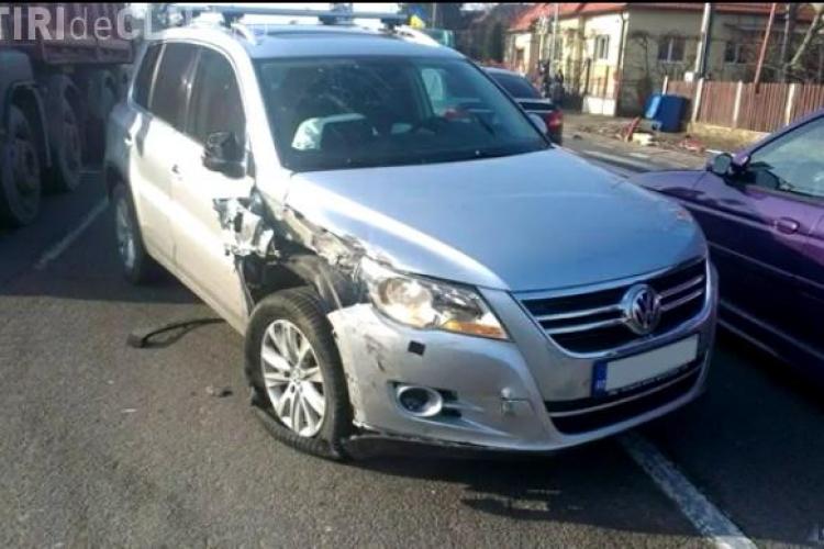 Accident surprins de camere la Florești. Un șofer a intrat cu SUV-ul direct într-un autobuz VIDEO