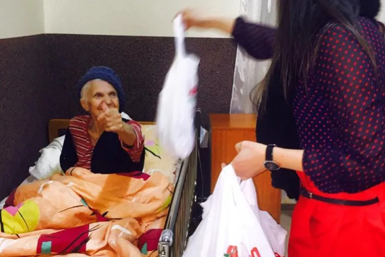 O actriță din Cluj a făcut un calendar cu poeziile ei, iar din banii strânși a cumpărat cadouri pentru vârstnici - FOTO