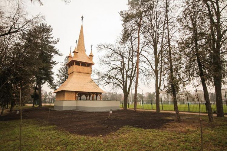 Biserica de lemn din parcul ”Iuliu Hațieganu” a fost refăcută complet FOTO