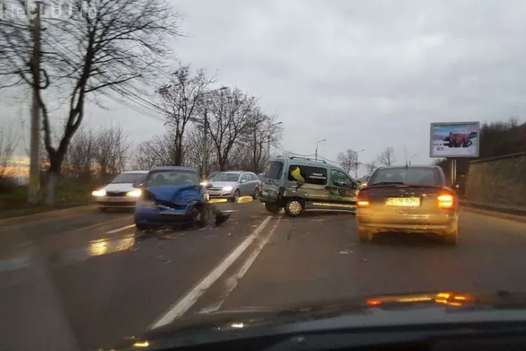 Accident rutier pe Frunzișului! Doi șoferi și-au făcut praf mașinile FOTO