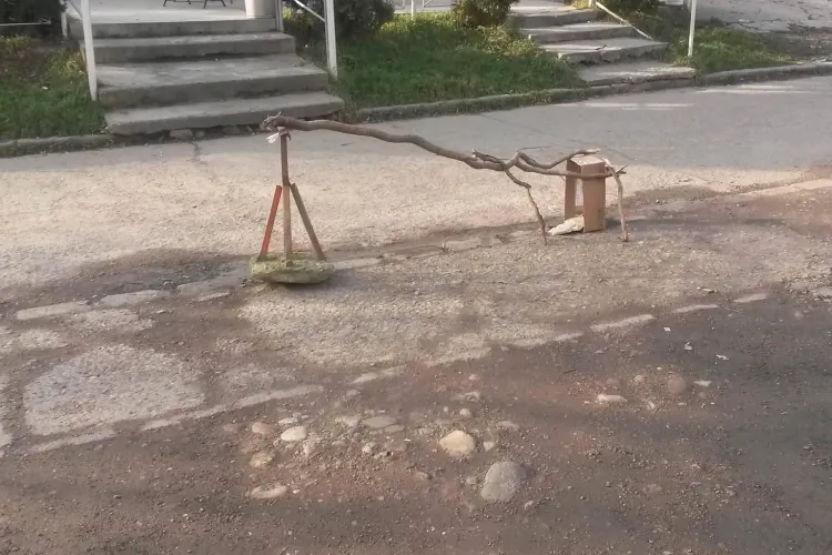 E haos la Cluj-Napoca. Cum și-au ”securizat” ABUZIV clujenii din Mănăștur locurile de parcare - FOTO